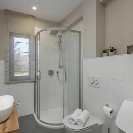 Centinera With Private Pool - Happy Pula
