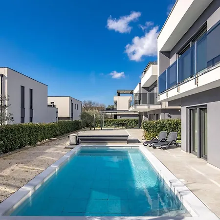 Centinera With Private Pool - Happy * Pula