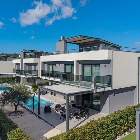 Centinera With Private Pool - Happy Villa